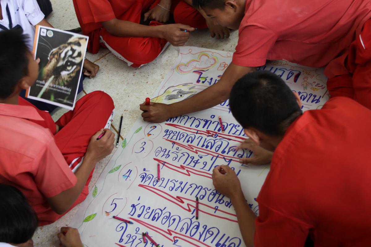 Aufklärungsarbeit in einem Dorf und einer Schule