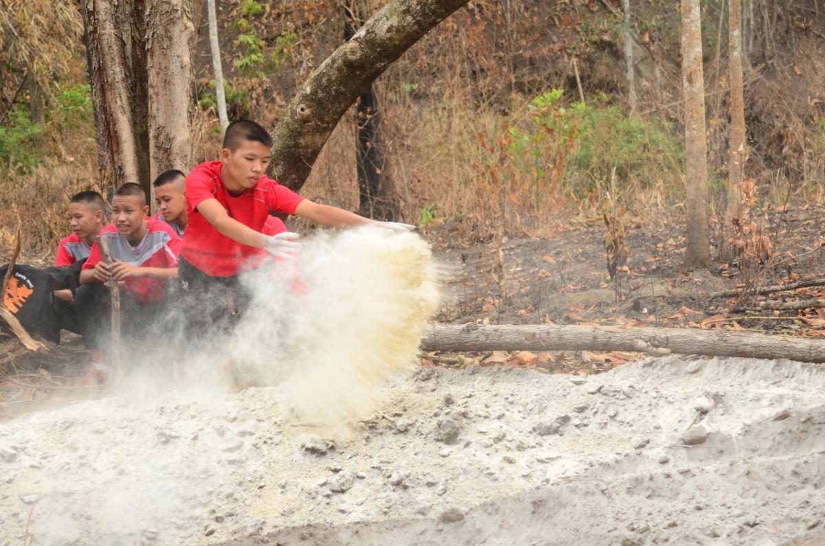 Schüler verteilen Salze und Mineralien