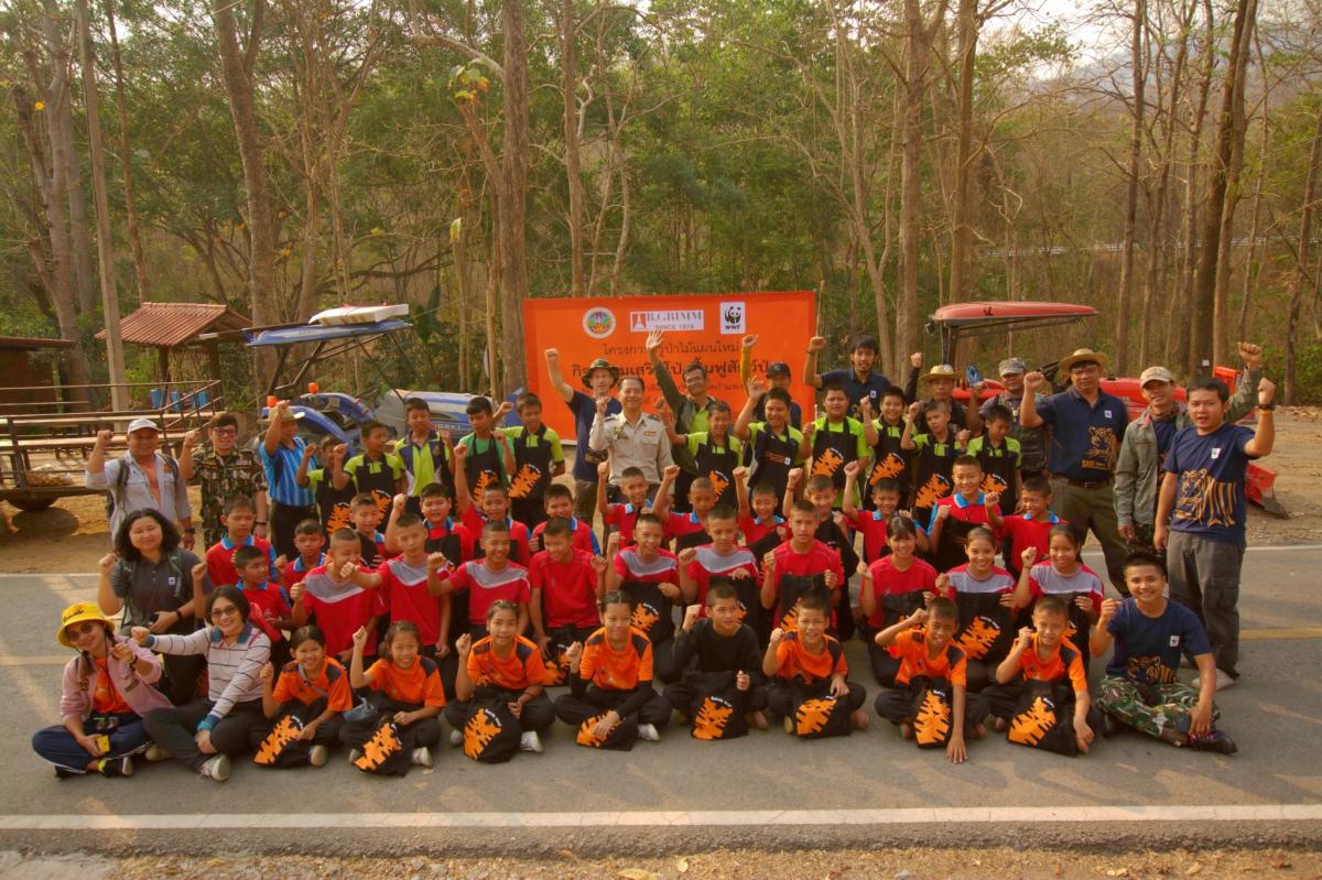 Schüler verteilen Salze und Mineralien