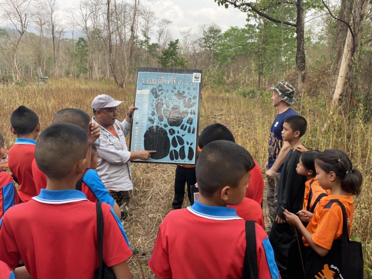 Schüler verteilen Salze und Mineralien